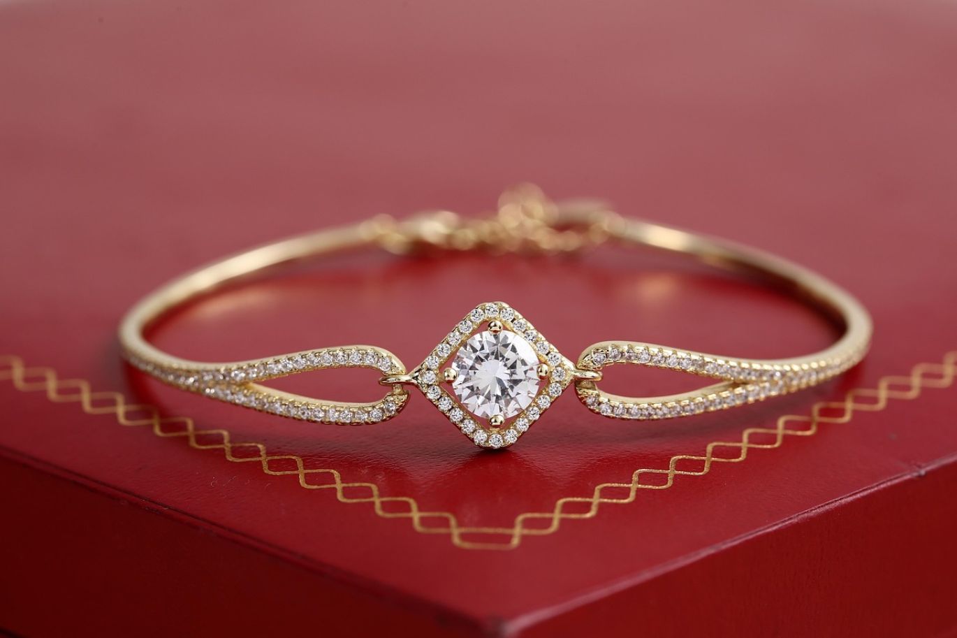 Close-up of raw gold bars and 14k gold jewelry pieces, symbolizing 14k Gold Jewelry Suppliers.