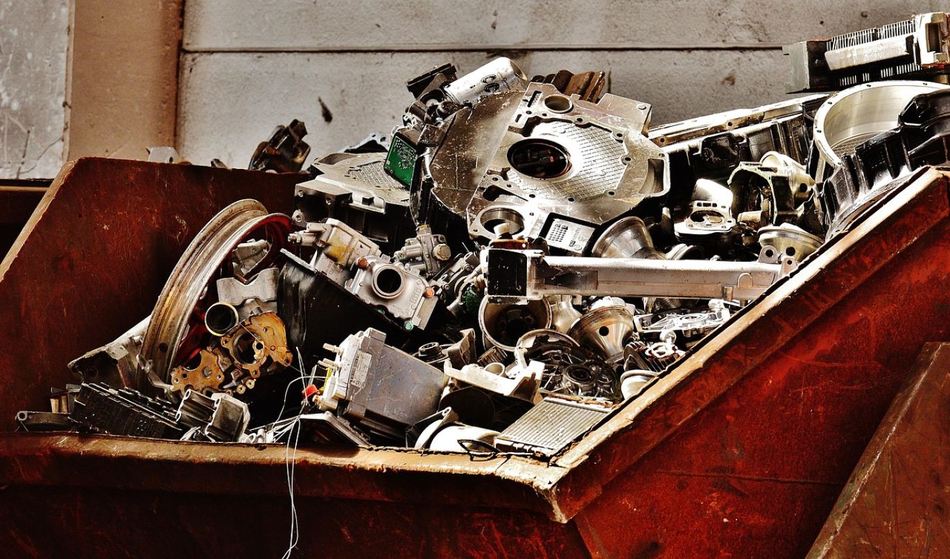 Heap of 925 Sterling Silver scrap metal pieces for valuation of 925 Sterling Silver Scrap Price.