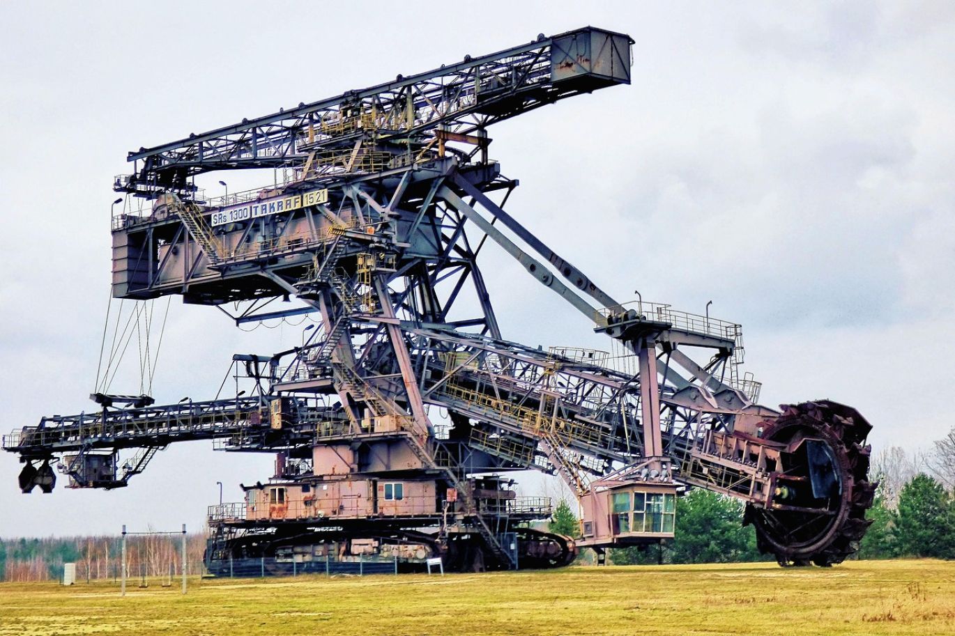 Allianz Global Metals And Mining A: Global mineral sourcing and supply chain management.