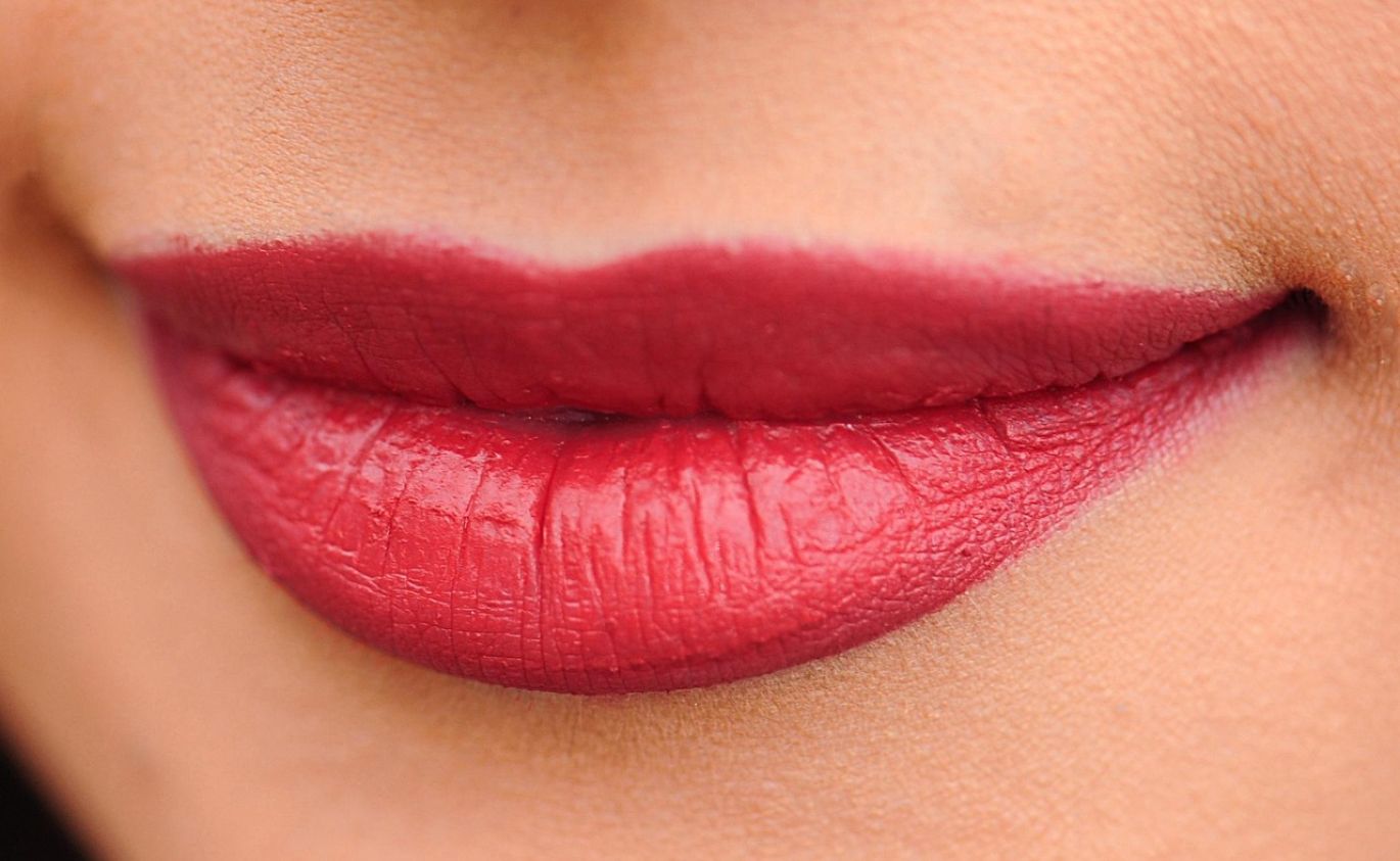 Close-up of pure mineral powders, symbolizing clean sourcing related to Bare Minerals Pfas concerns.