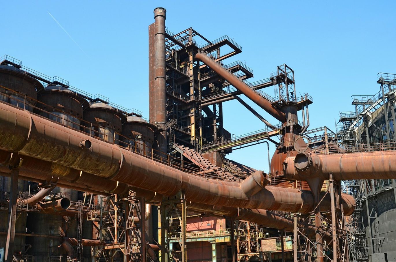 Bauxite ore, the primary source material for aluminum production, detailing its use in various industries.