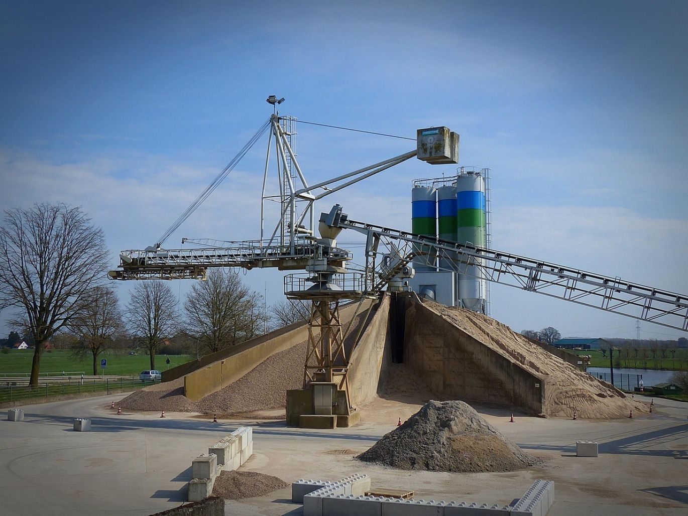 Bulk Lime Suppliers providing essential minerals for industrial manufacturing