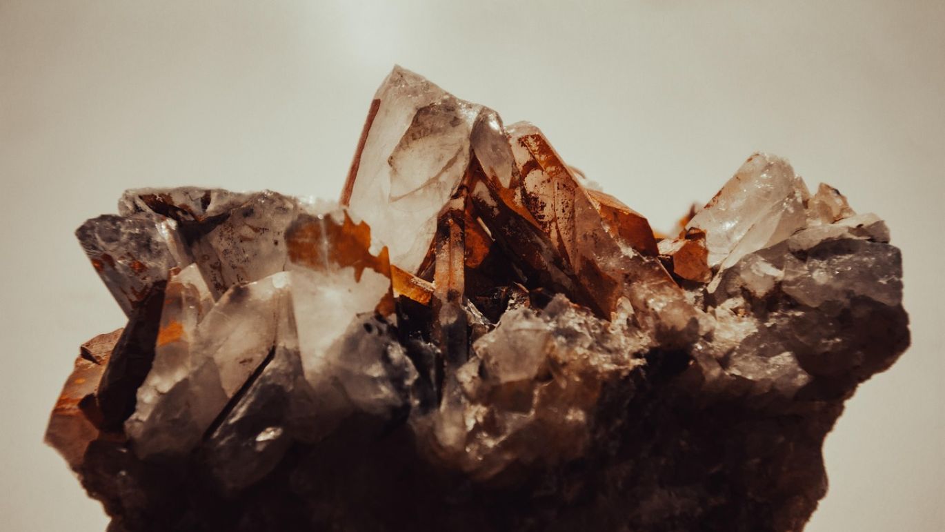 Close-up of raw coltan ore, highlighting its importance in global Coltan mining for electronic components.