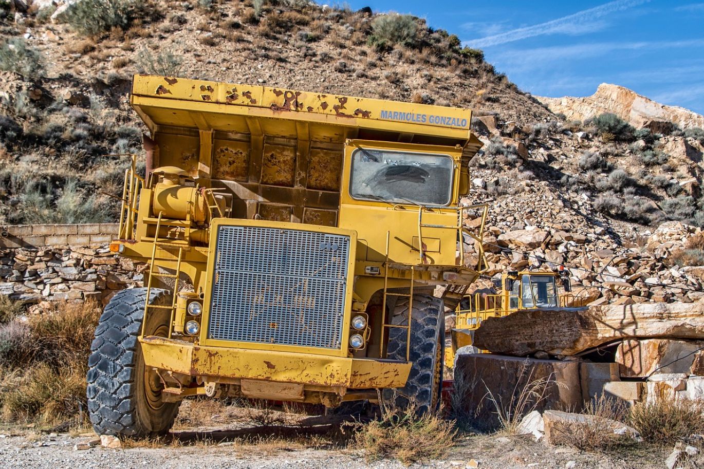 A large dragline excavator working at a mine site, signifying efficient dragline working for mineral extraction.