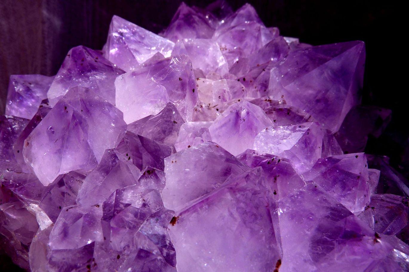 Gemstone Factory Wholesale - Diverse selection of precious gemstones including sapphires and emeralds.