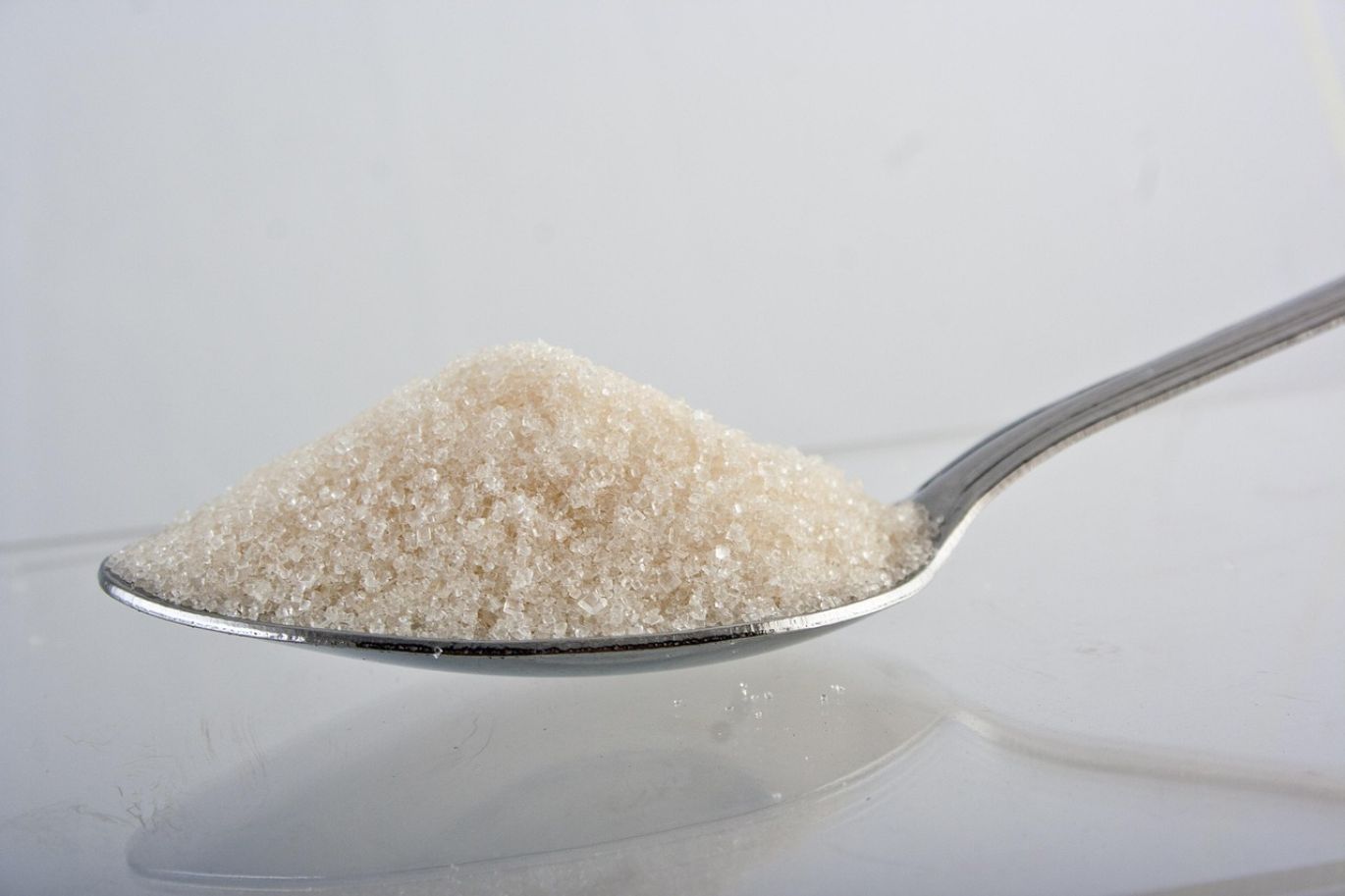 White crystalline powder of potassium carbonate used in food processing applications for enhanced flavor and texture.