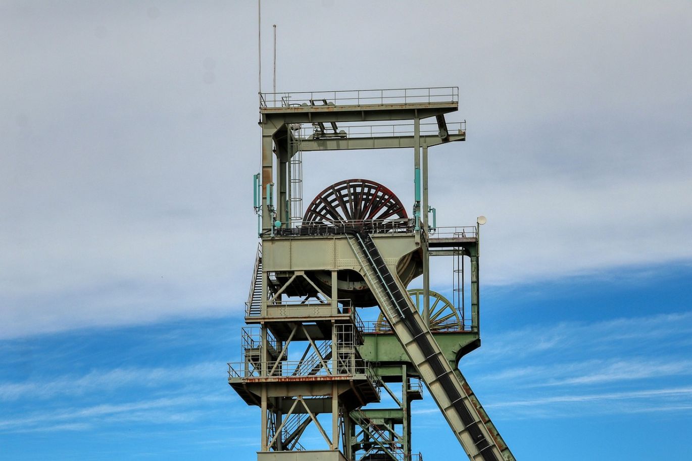 Pull Mining extraction process in a Kenyan mine, ethically sourced by Maiyam Group