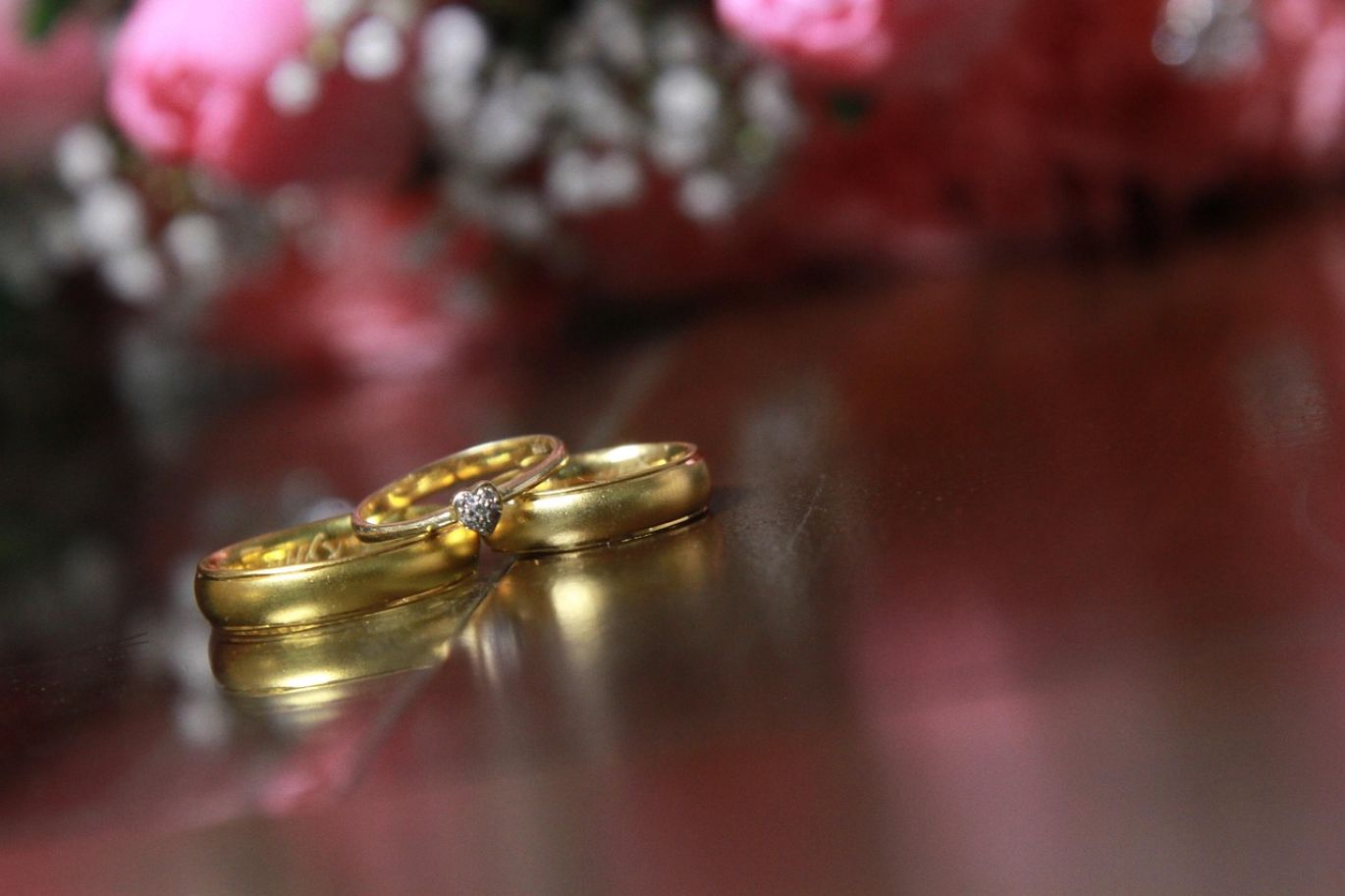 Close-up of intricate Saudi gold jewelry, symbolizing wholesale opportunities for businesses sourcing from Kenya.