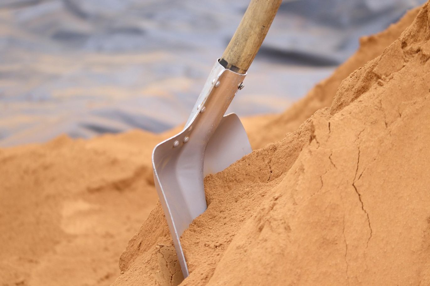 Pile of high-quality silica sand for industrial applications.