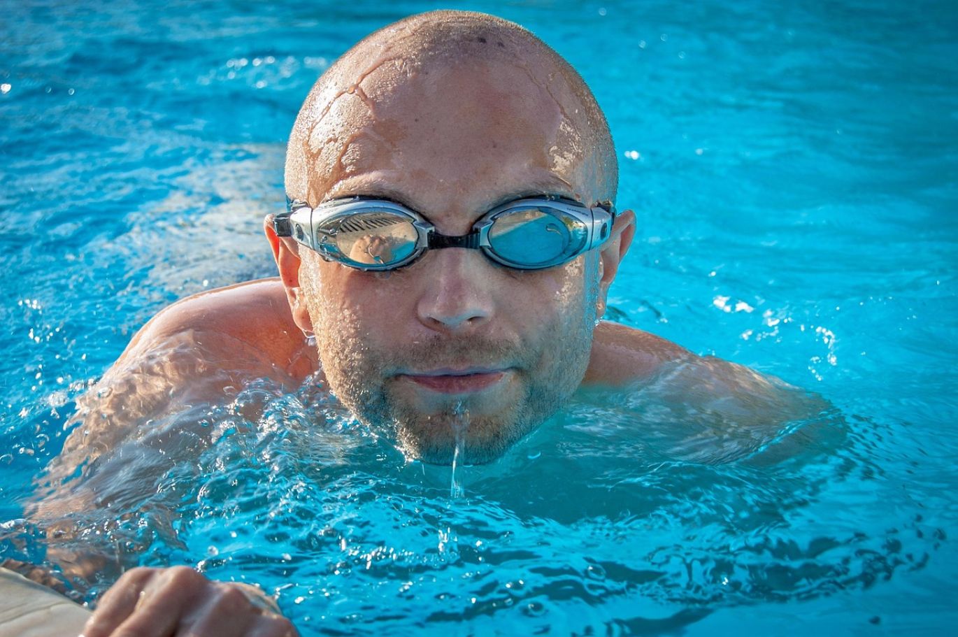 A person testing the water balance of a swimming pool, emphasizing Sodium Carbonate Pool Use for clarity.