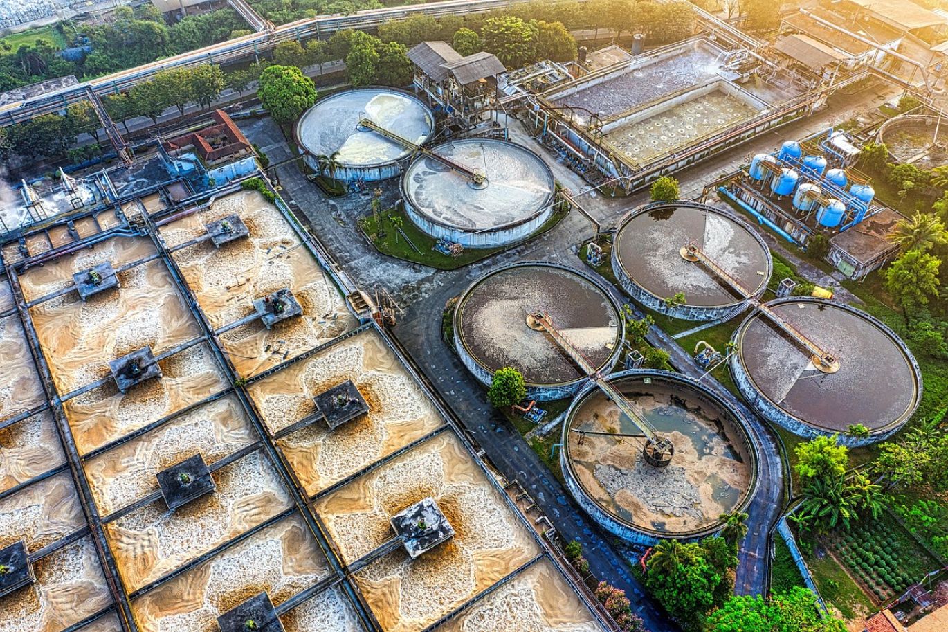 Illustration of Sodium Carbonate Water Treatment chemical reaction in industrial pipes