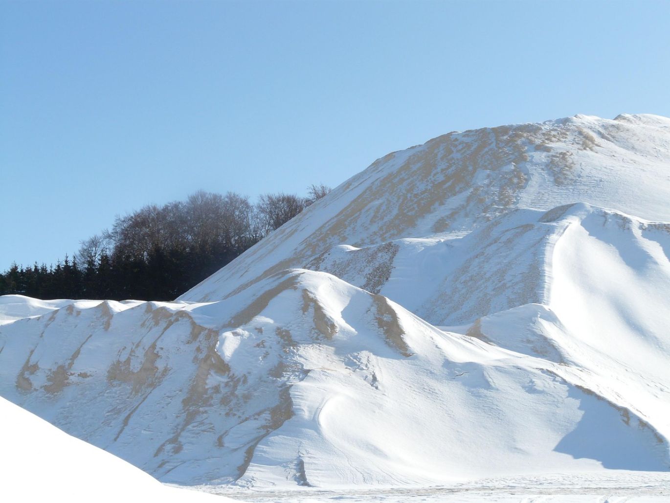 Pile of high-quality washed silica sand, representing Washed Silica Sand Suppliers