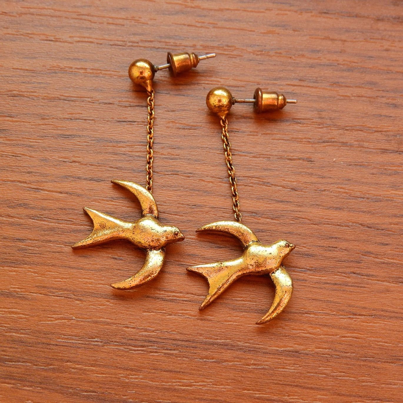 Close-up of gleaming 18k gold bars, representing supply for a Wholesale 18k Gold Jewelry Manufacturer.